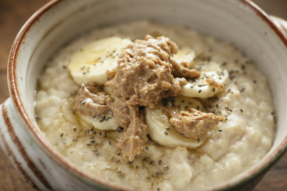 Porridge banane et beurre de cacahuète