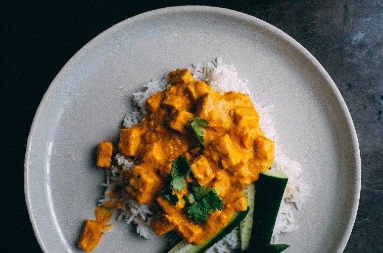 Sauté de tofu au beurre de cacahuète